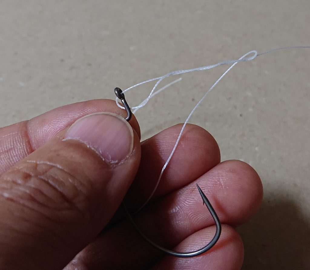 フックのアイにラインを通したら折り返して3回元ラインに巻き付ける