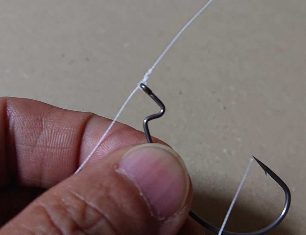 水で濡らしながら、ゆっくりと締めこんでいきます