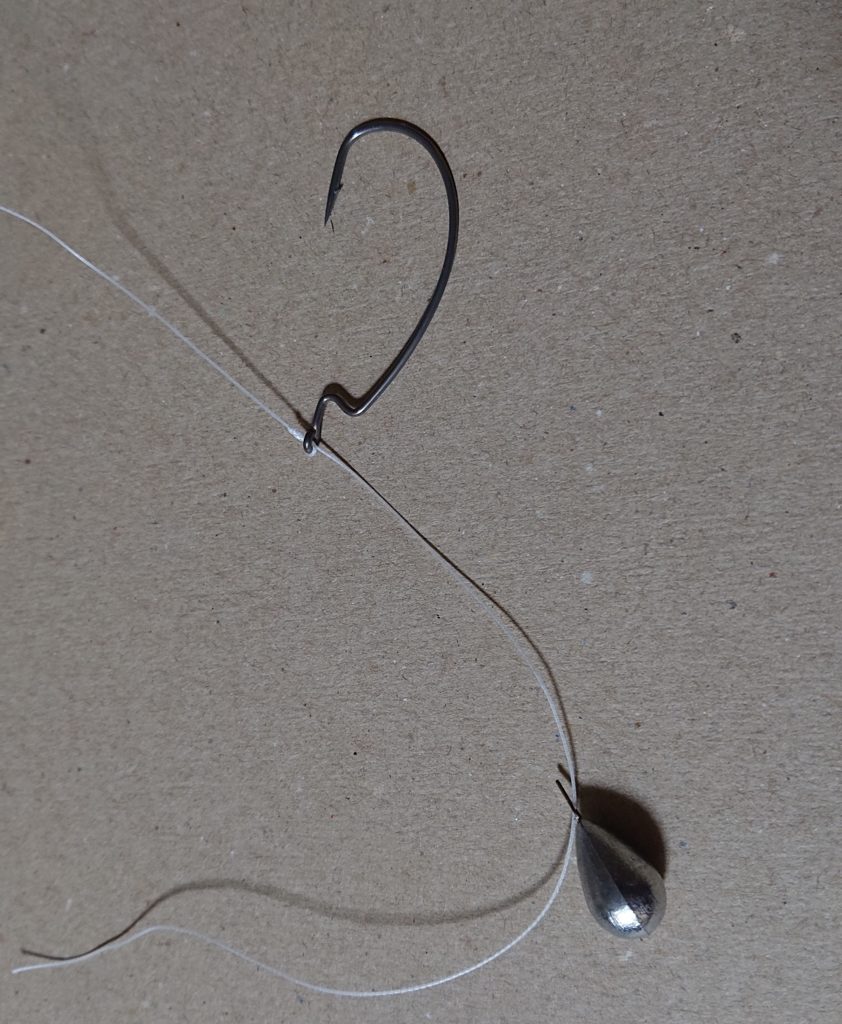 後は余ったラインの所にシンカーを結んで出来上がり