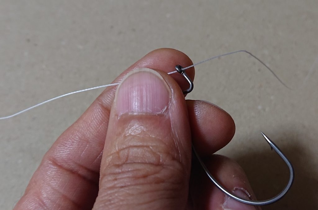 フックのアイに糸を通す