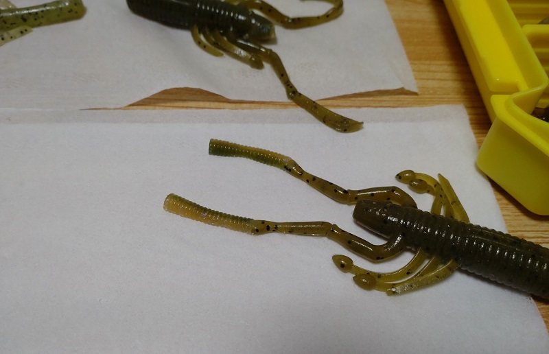 ちぎれたワームに、違うワームを切って張り付ける