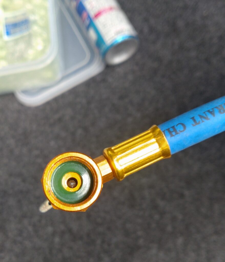 エアコンガス補充用の配管の先端のガス缶を取り付ける部分のピンが引っ込んでいる事を確認