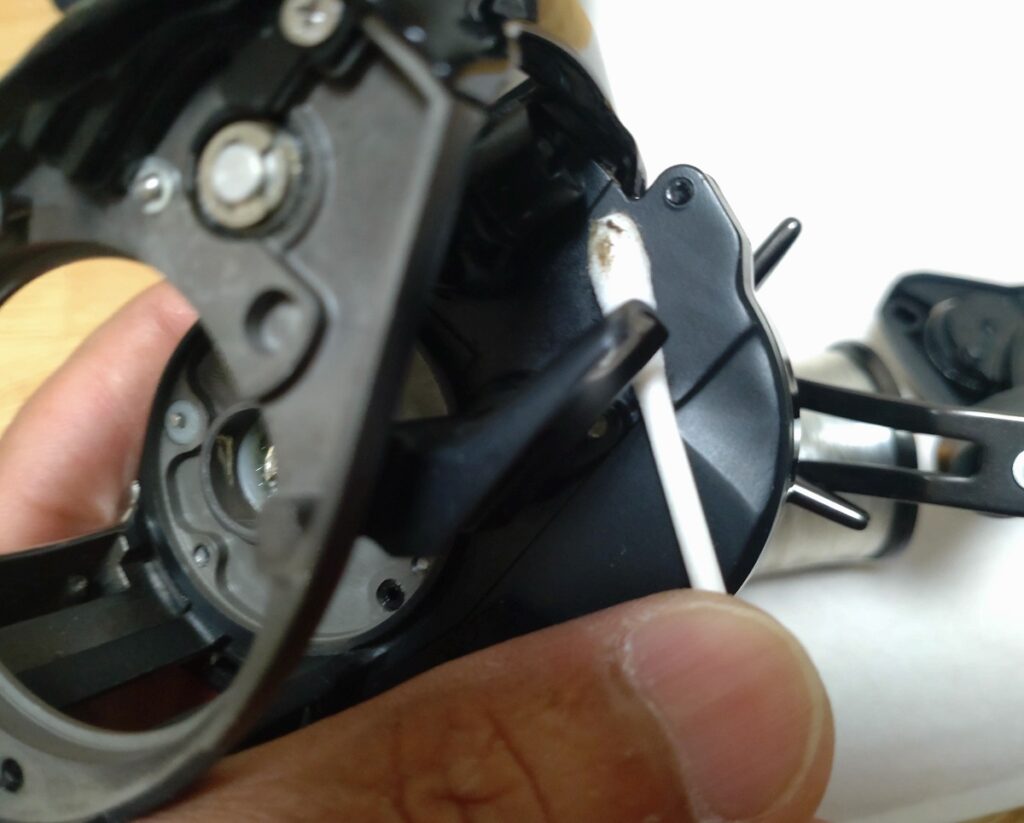 ベイトリールのすき間の部分は綿棒で汚れ落とし