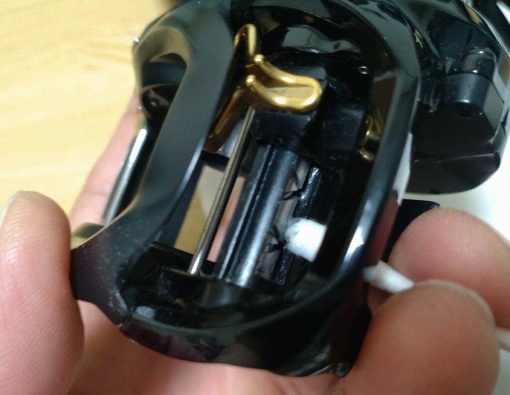 レベルワインダーのシャフトの汚れたグリスも綿棒でふき取る