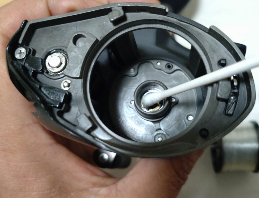 クラッチを切って、本体の古いグリスをふき取る