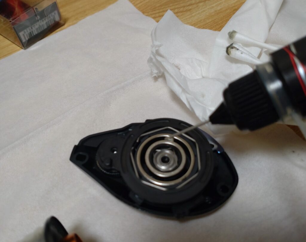 ベイトリールのブレーキユニットのベアリングに注油