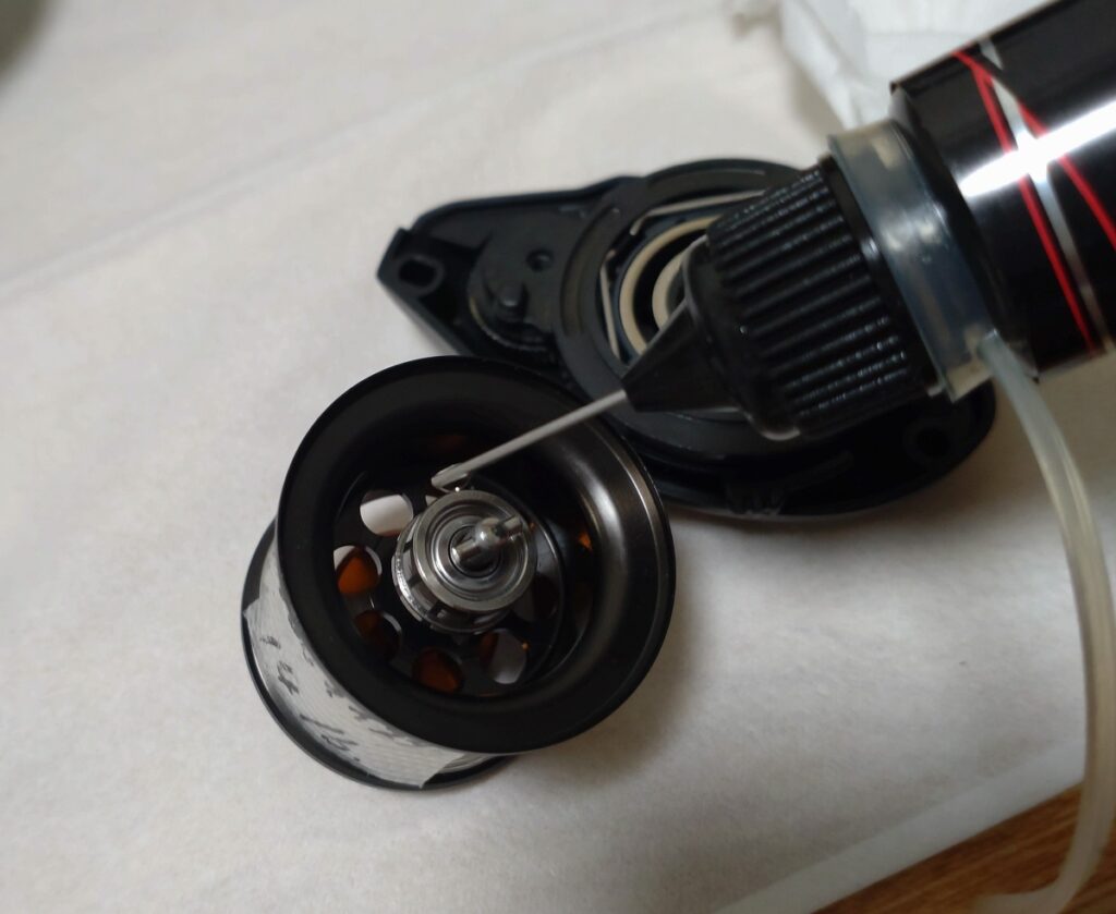 スプールのベアリングにも。オイルを1滴注油