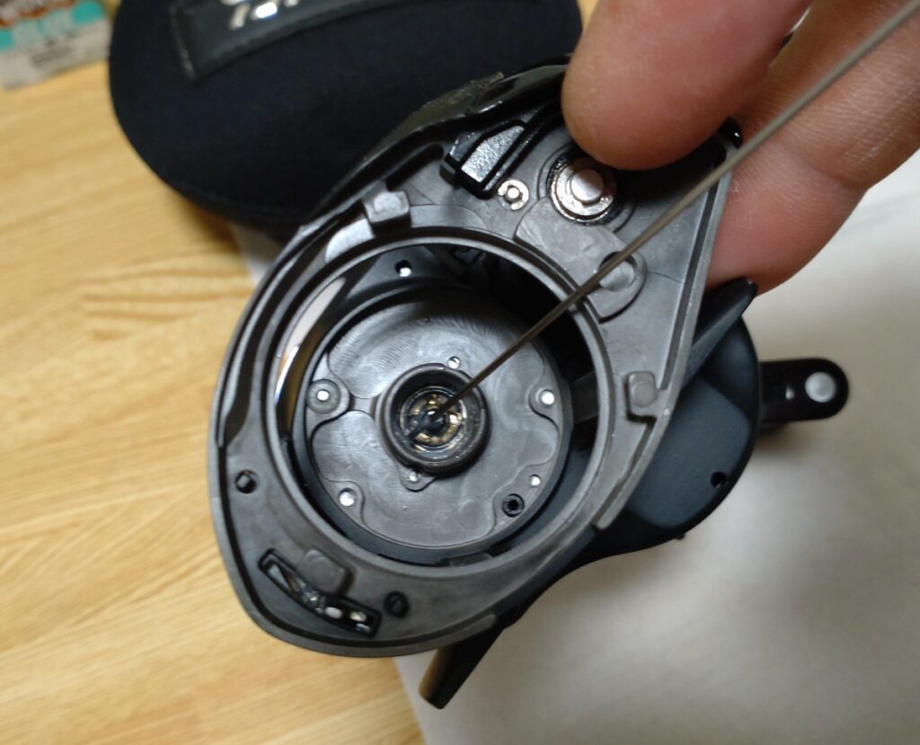 ベイトリールのクラッチの部分のベアリングにグリスを吹き付けます。