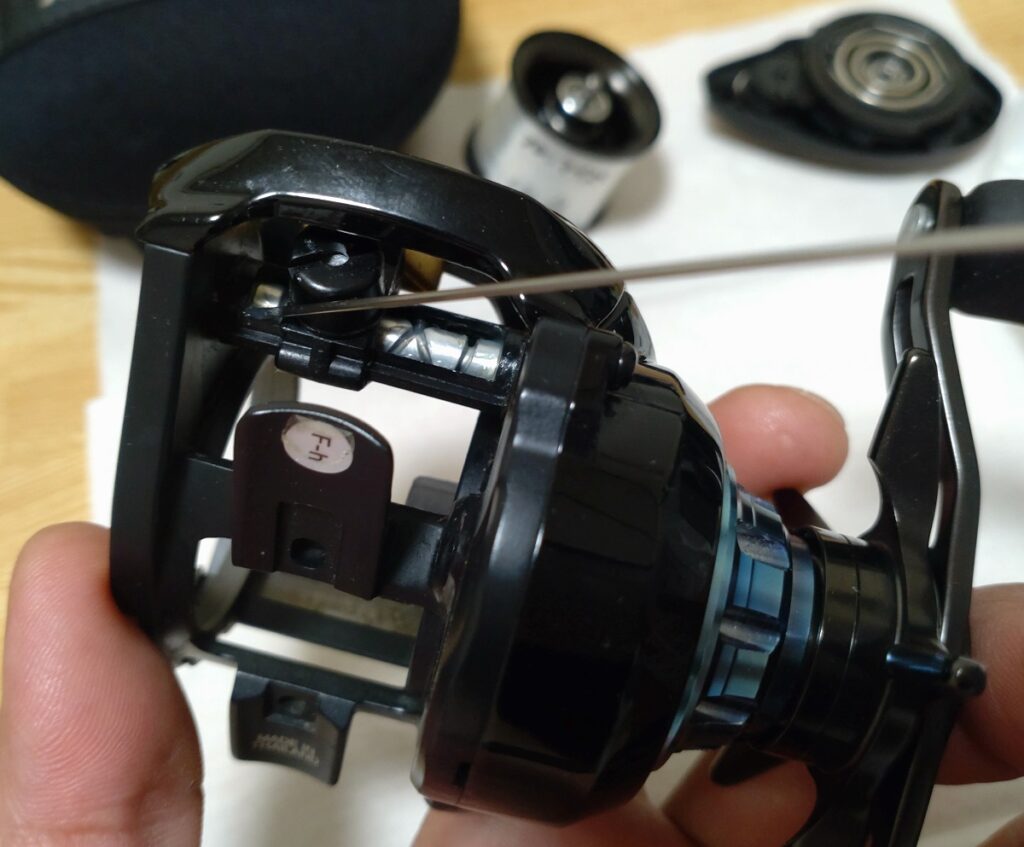 レベルワインダーの軸受け部分にグリスを吹き付け