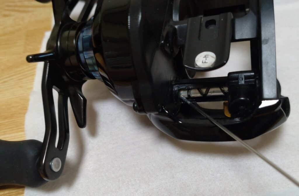 ベイトリールのレベルワインダーシャフトの軸受けにグリスを吹き付け2