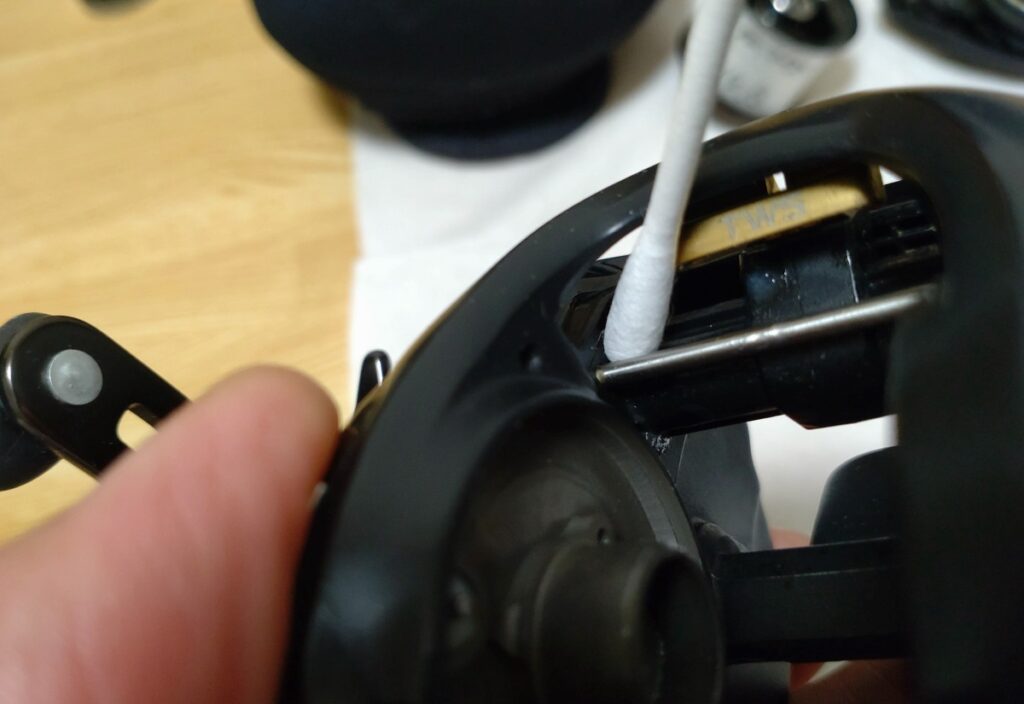 レバルワインダーのクラッチを切るたびに動く部分の汚れをふき取ってから、グリスを吹き付けます。