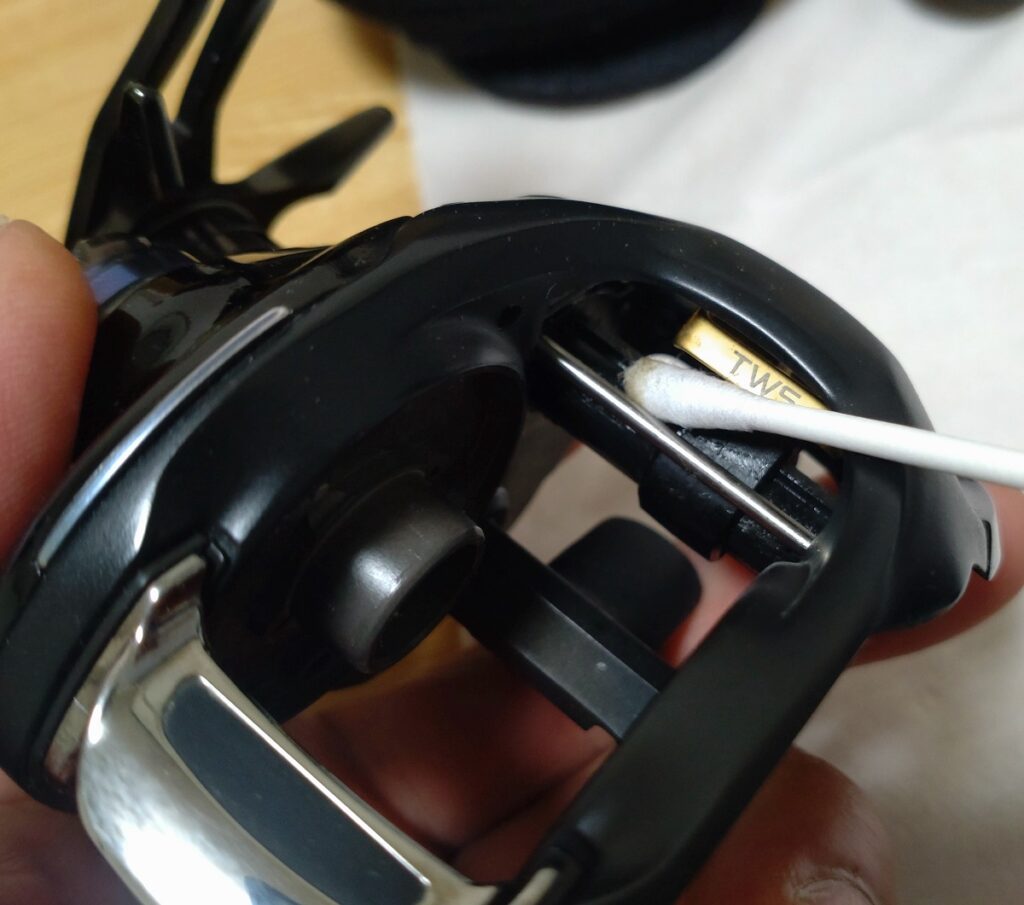 レベルワインダーのスライドするシャフト古いグリスをふき取ります。