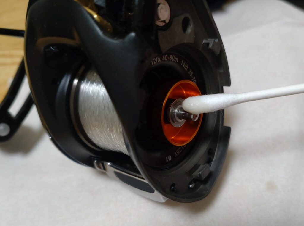 組み立てる時に、スプールのシャフトにグリスを薄く塗ります。