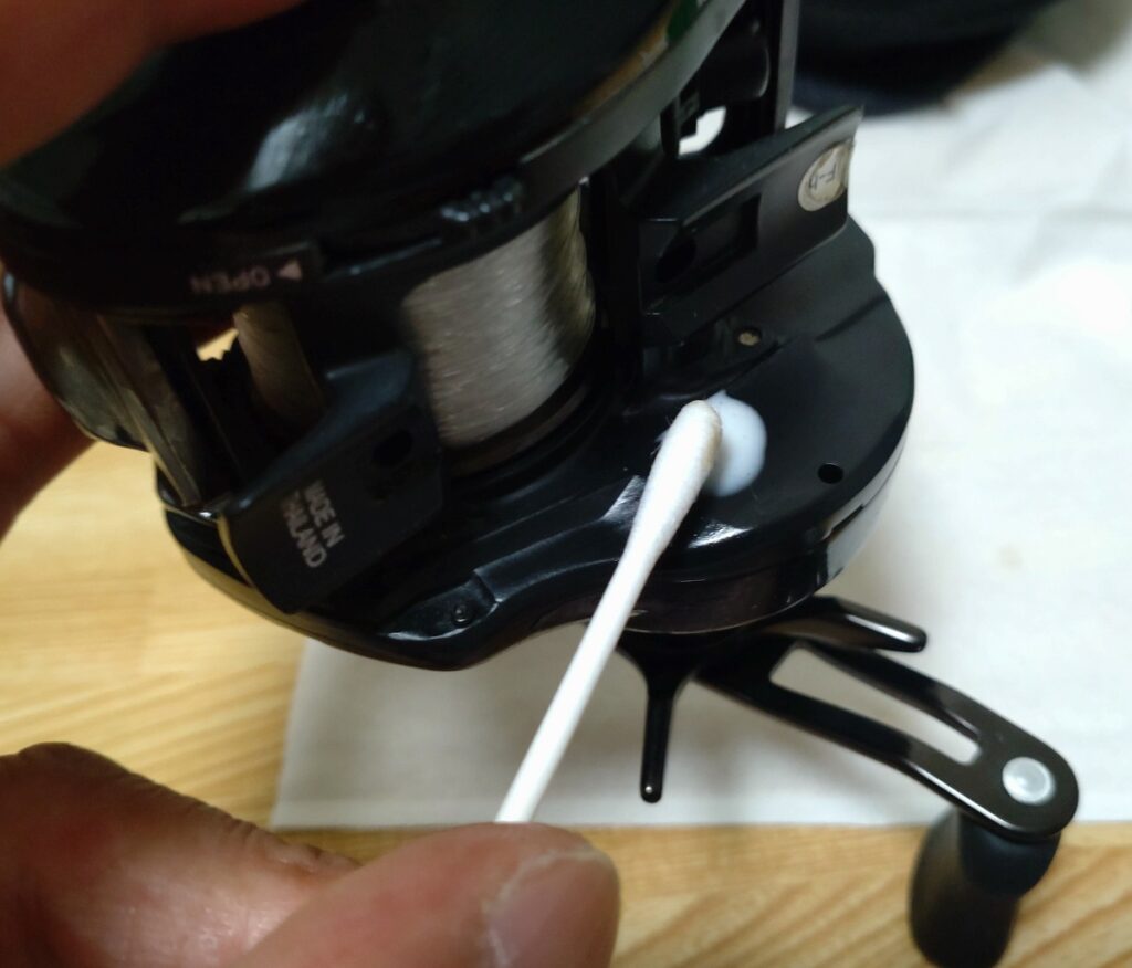 細かい部分は綿棒で塗り伸ばす