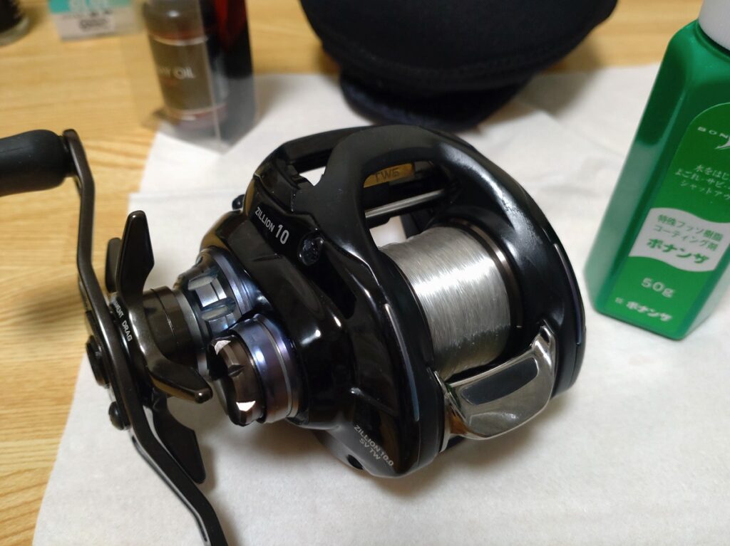 ボナンザコートを塗った部分が、乾いてきたら、ティッシュペーパーでふき上げます