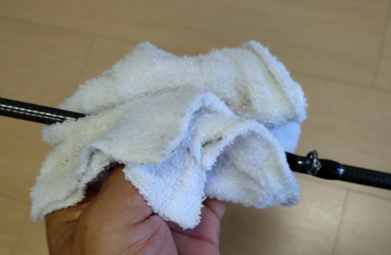 濡れタオルで、ロッドの汚れ落とし