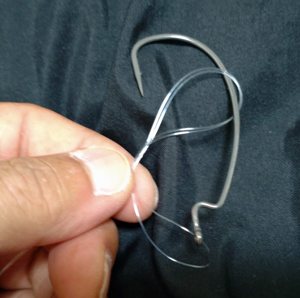 輪っかを回して、フックを入れて、エイトノットにします、