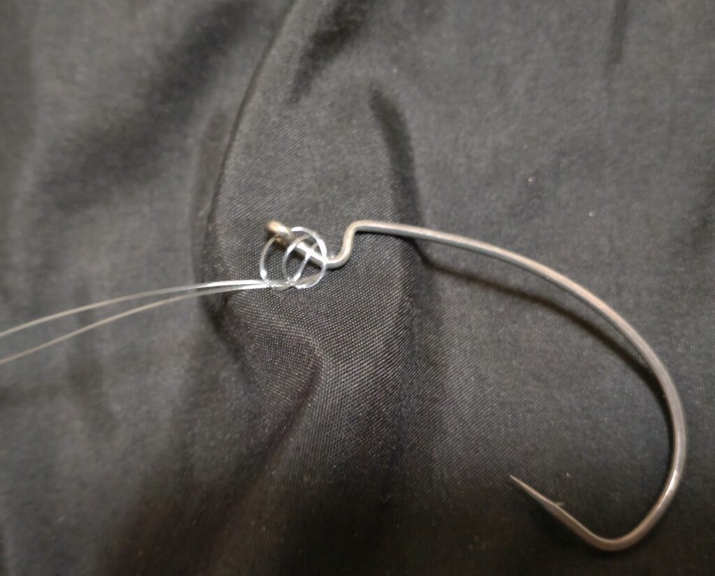 輪っかの部分をフックのアイにかけて、ゆっくり絞り、締めこむ寸前で、フックのアイから絞った輪っかを外して、締めこむ