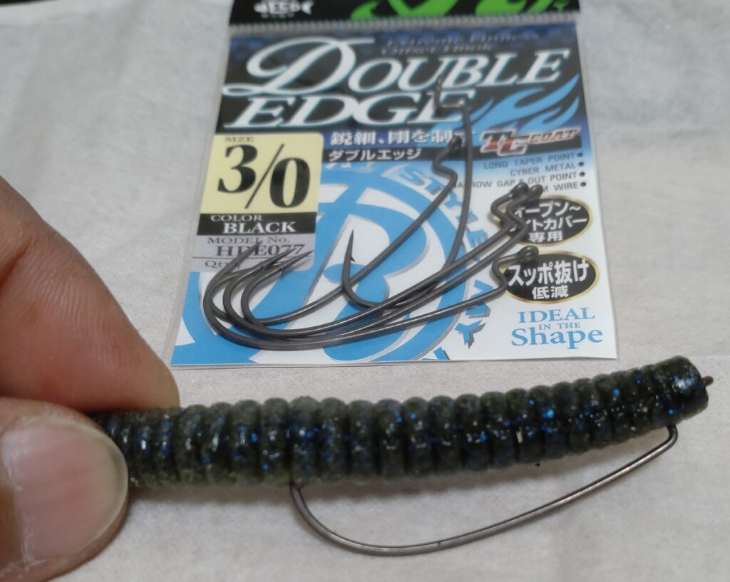 斜めに刺して、針先が出ない所で止めます。