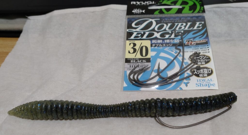 ギリギリまで細い軸線径に設定。その上でロングテーパー、ＴＣコートを採用。フックポイントの掛りが良く、カバーやテトラ越しなど、十分にフッキングパワーが伝わらない状況の消え入るようなバイトですらもスッポ抜けず、なんとか魚にフックを掛ける事を目的に設計した。