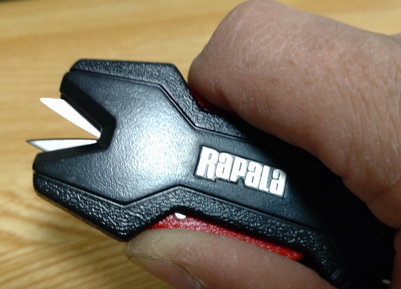 両サイドの赤い部分を握ると、歯の部分が出てきます。