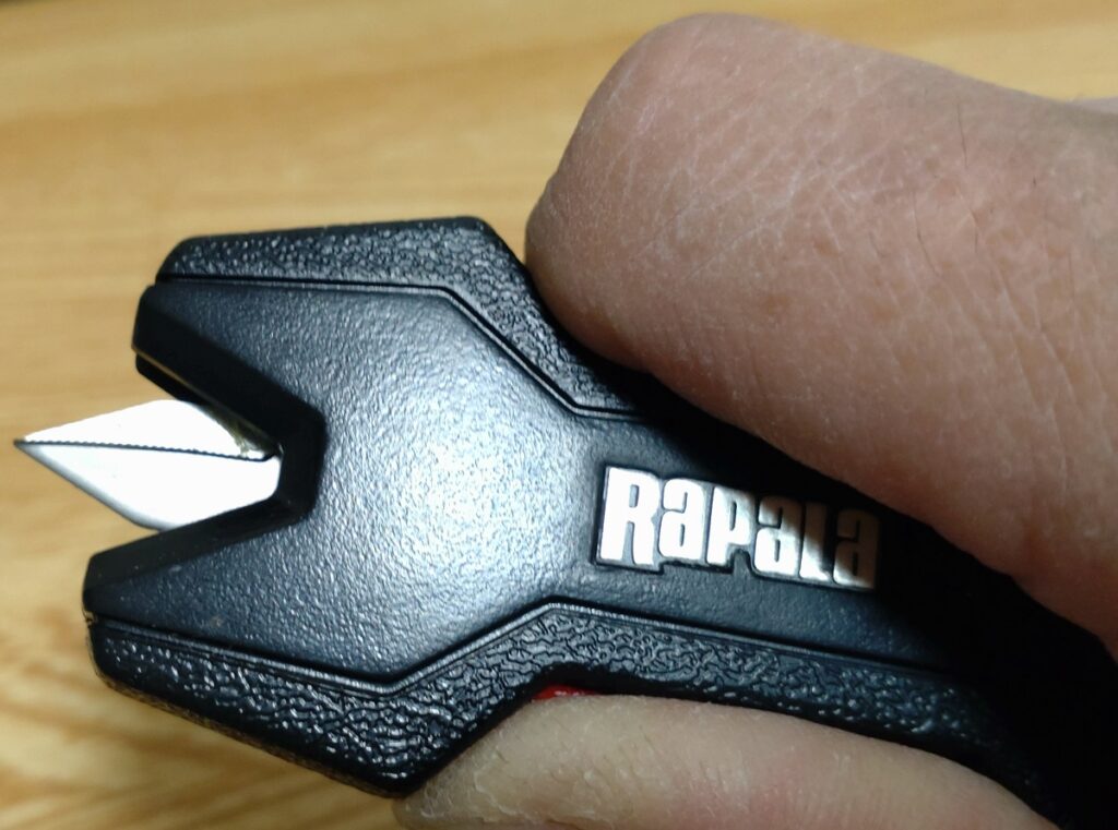 ラパラ リトラクタブルラインシザーズでラインをカット