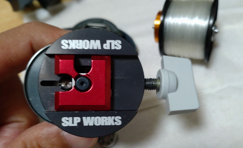 スプールのシャフトを抜きます