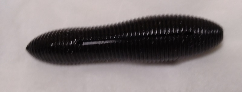 お腹の、下の部分には、フックを抜くセンターラインと、スリットが入っているので、真っすぐにフックを刺しやすくなっています。