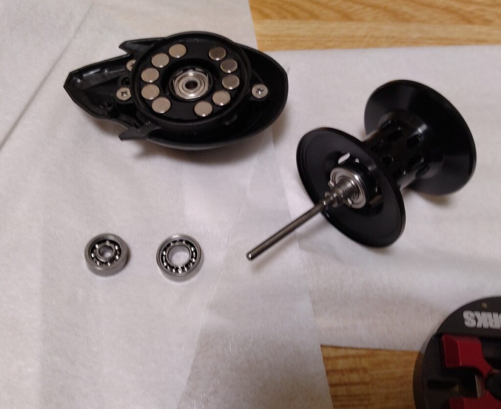 ZENON BEAST9 L のスプールの回転がいまいちだったもで、取り外して、オイルを落として回転チェックしたのですが、ハズレだったみたい、とりあえず手持ちのZRベアリングに交換。