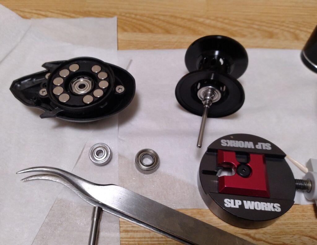 片面が、ゴミが入りにくいシールドタイプ、ベアリングの性能チェック済みのすごく回転が良い、日本製のベアリングなので、遠投用に愛用してるZRベアリング