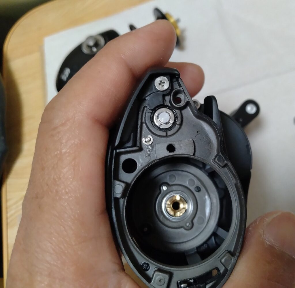 サイドカップを外し、ウォームシャフトのEリングを外して、中のプラカラーを取り、ベアリングに交換します。