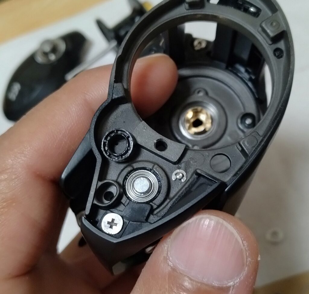 サイドカップを外し、ウォームシャフトのEリングを外して、中のプラカラーを取り、ベアリングに交換