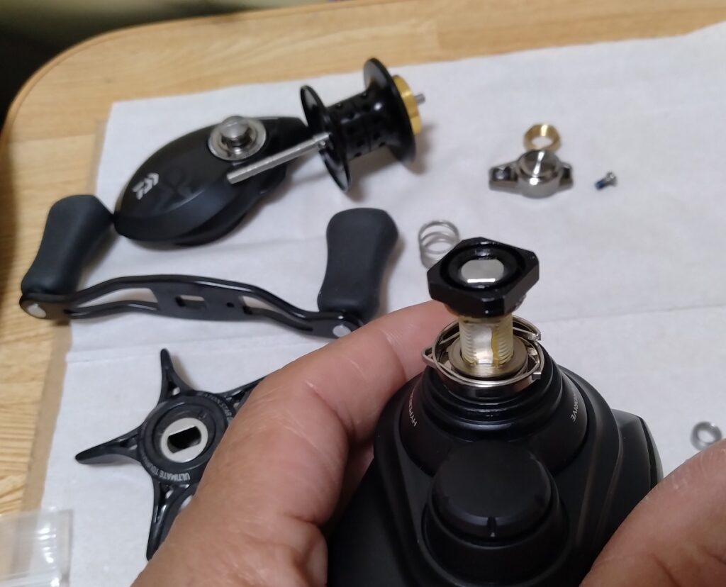 次に、ハンドルを外します、左ハンドルは逆ネジなので、ハンドルのセンターのナットを外す場合、注意です、ハンドルシャフトのドラグの締め付けパーツなどを外して、外した順番に並べていちます