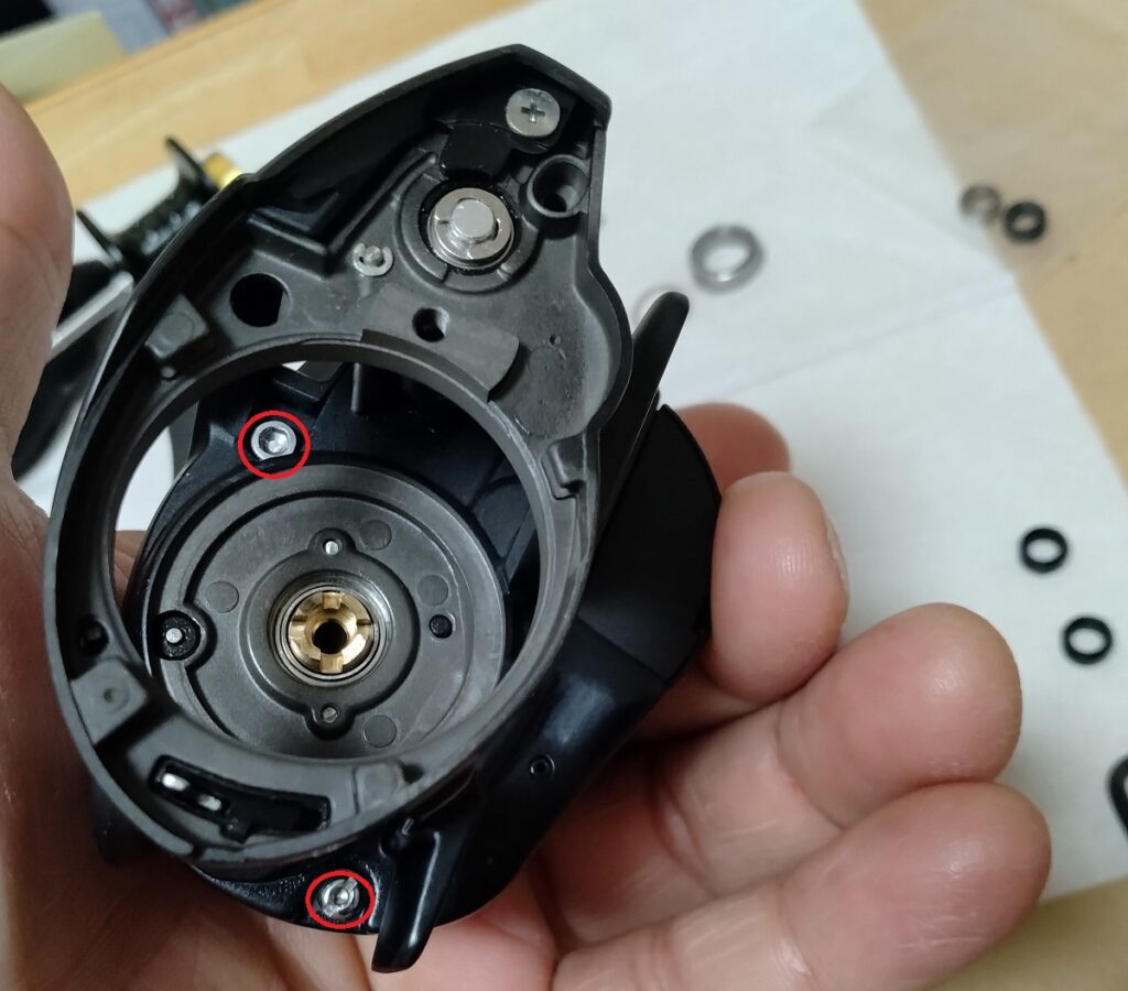 ハンドルシャフトのパーツを外したら、内側に有る、六角ボルト2本とマイナスネジを外します。２