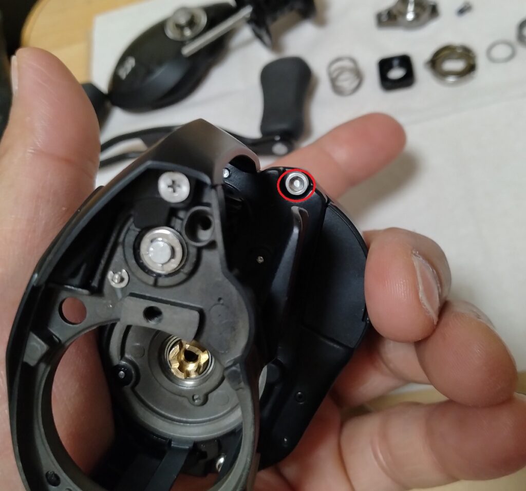 ハンドルシャフトのパーツを外したら、内側に有る、六角ボルト2本とマイナスネジを外します。１