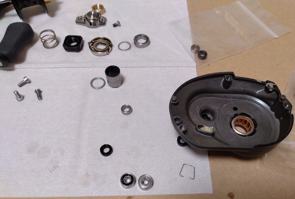 ばらしたついでに、22タトゥーラ TW 80 スプールベアリングを交換します、コの字型の止のピンを外して、ベアリングを取り出します。