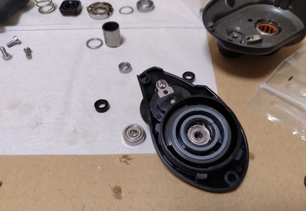 サイドカップ側のスプールベアリングを取り外し、セラミックベアリングに交換。