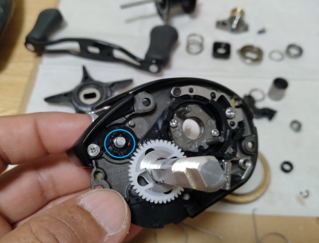 メインギヤを外すと、ウォームシャフトに付いてる、歯車を外し、青〇のプラカラーをベアリングに交換