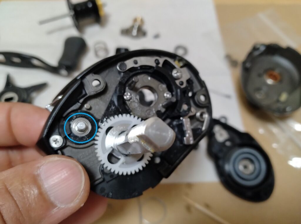 メインギヤを外し、ウォームシャフトのプラカラーをベアリングに交換