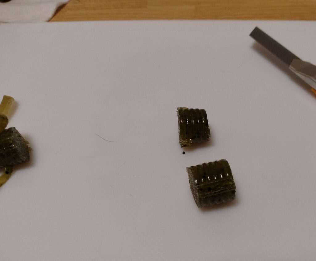 壊れたワームをカットします。