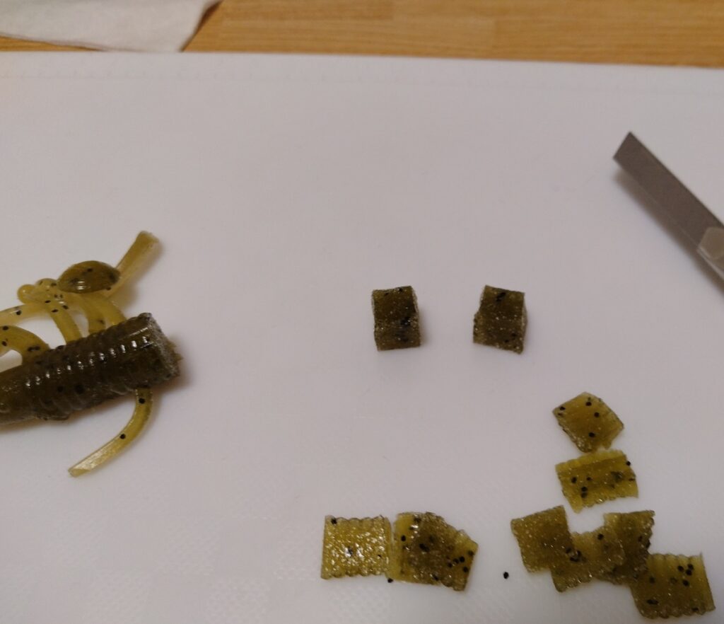 ワームをサイコロの形にカット