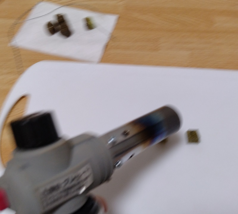 ガスバーナーで、少しだけ熱を加えて、角が丸くなる様に