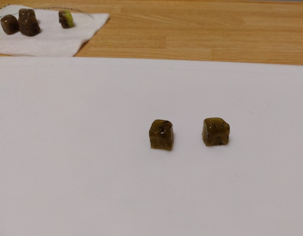 ガスバーナーで、少しだけ熱を加えて、角が丸くなる様に六面全体を仕上げます、裂けにくくするための表面処理です