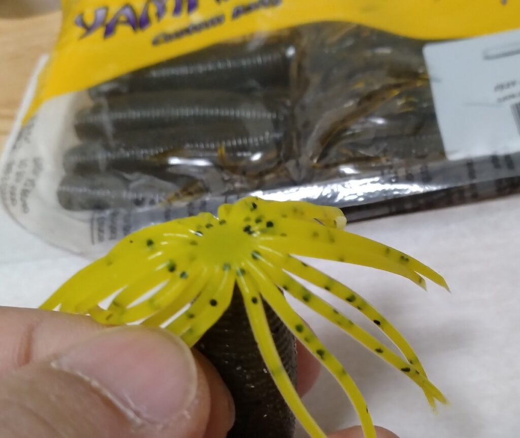 根元が、引っ付いているので、フレアーの根本が傘みたいになって、動きが制限されているので、引っ付いている部分をカットしていきます。