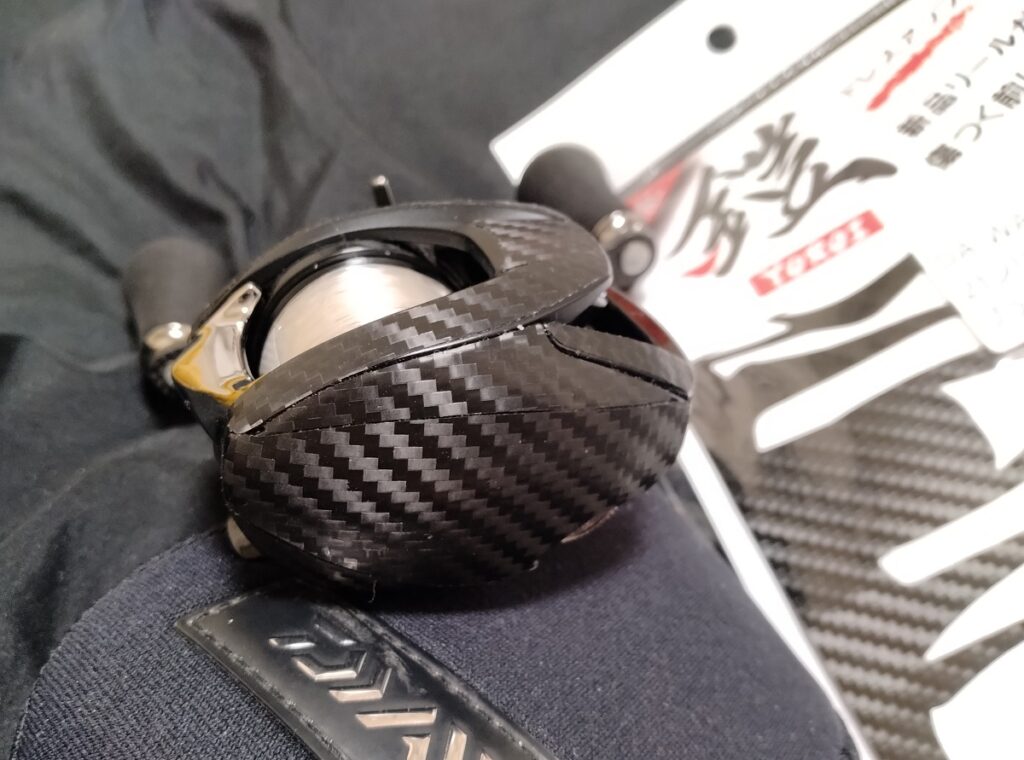 張り付けるだけのシールだけど、車のラッピングシールなので、曲面でも少し伸びが有り、貼り付けやすく、２～３回なら、張り直しが出来ちゃう優れもの