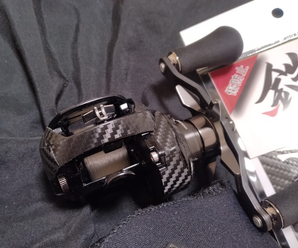 張り付けるだけのシールだけど、車のラッピングシールなので、曲面でも少し伸びが有り、貼り付けやすく、２～３回なら、張り直しが出来ちゃう優れもの