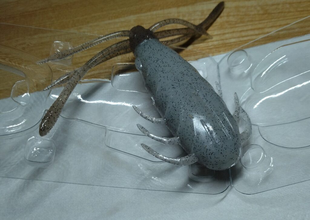 BUKKOMI CRAWのお尻にネイルシンカーを刺す目印のラインが有り、フックの邪魔をしない様になってる。