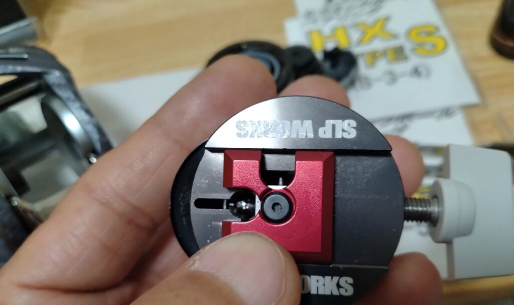 スプールのピンを抜くには専用工具が必要