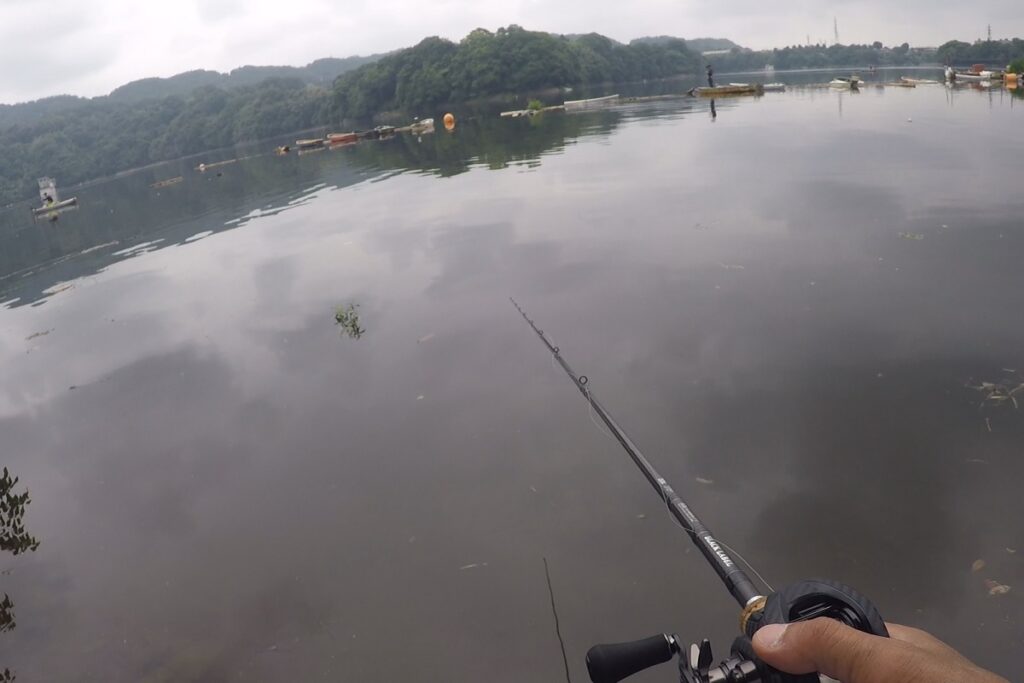 「チョンチョン」とテップでたたいた後は、ラインテンションを抜いて、ダルダルにします