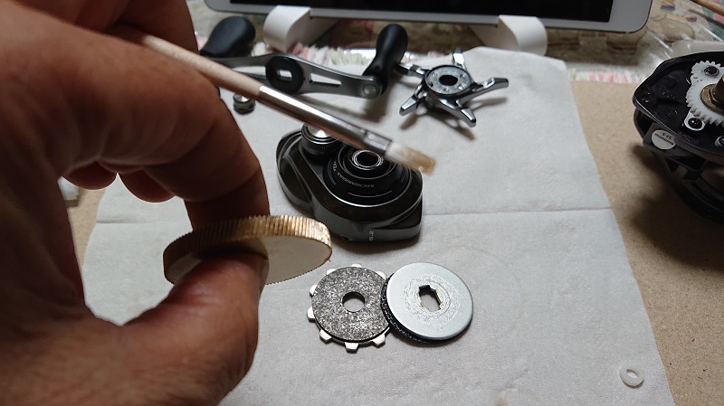 ボアードのメソッドシリーズの前グリスよりアップグレードされた全天候強粘着高粘度セミシンセティックグリス、シグマを、20メタニウムのメインギアとピニオンギヤに塗布